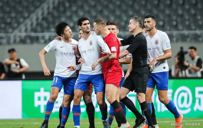 球队主教练受伤退出，副教练接管指挥，引发热议