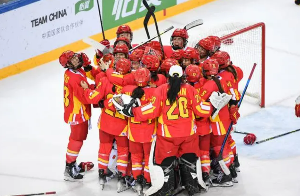 日本队完胜丹麦队，黄鸭组合点燃赛场