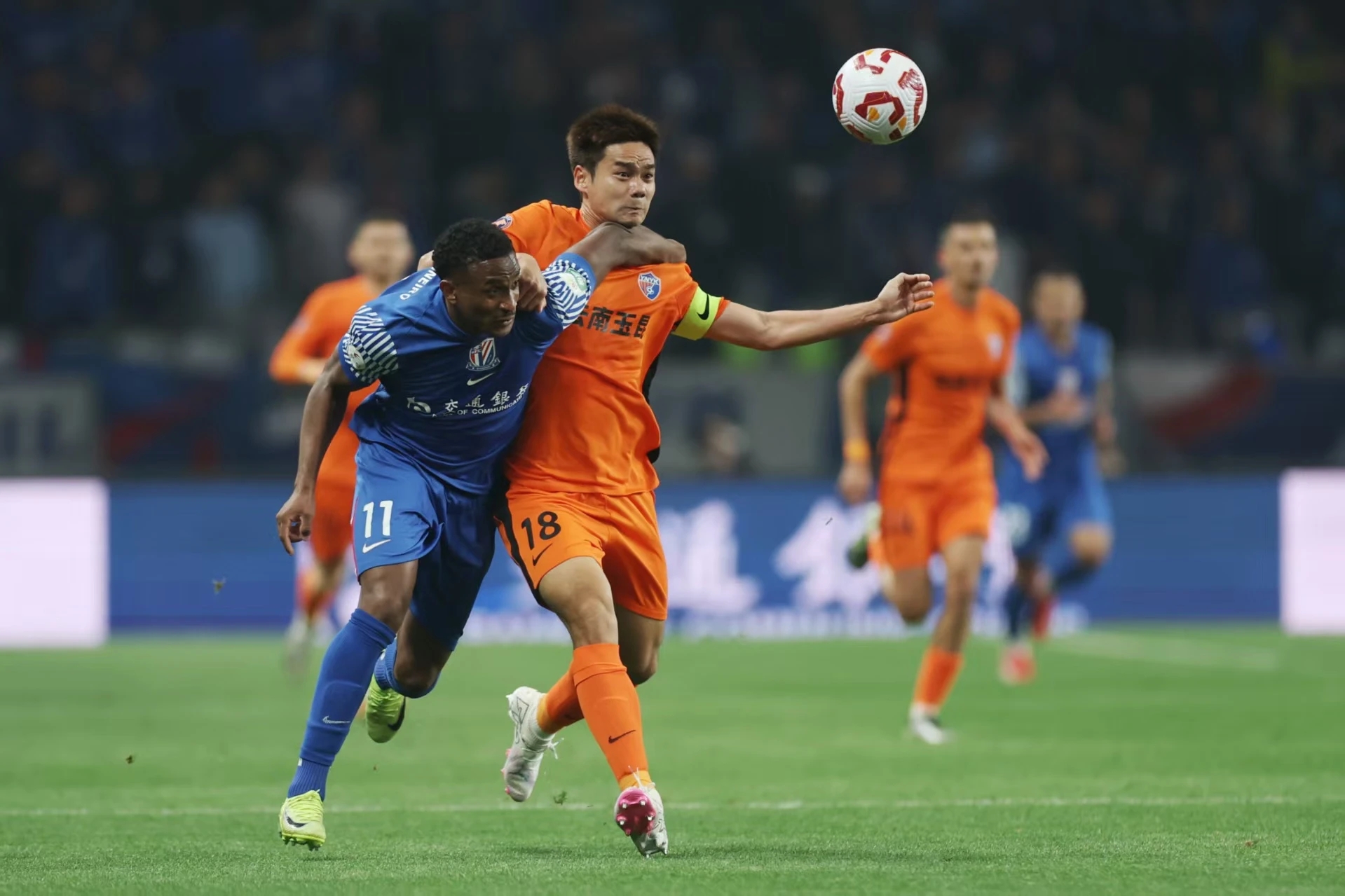 包含中国险胜巴萨，马丁内利关键制胜的词条