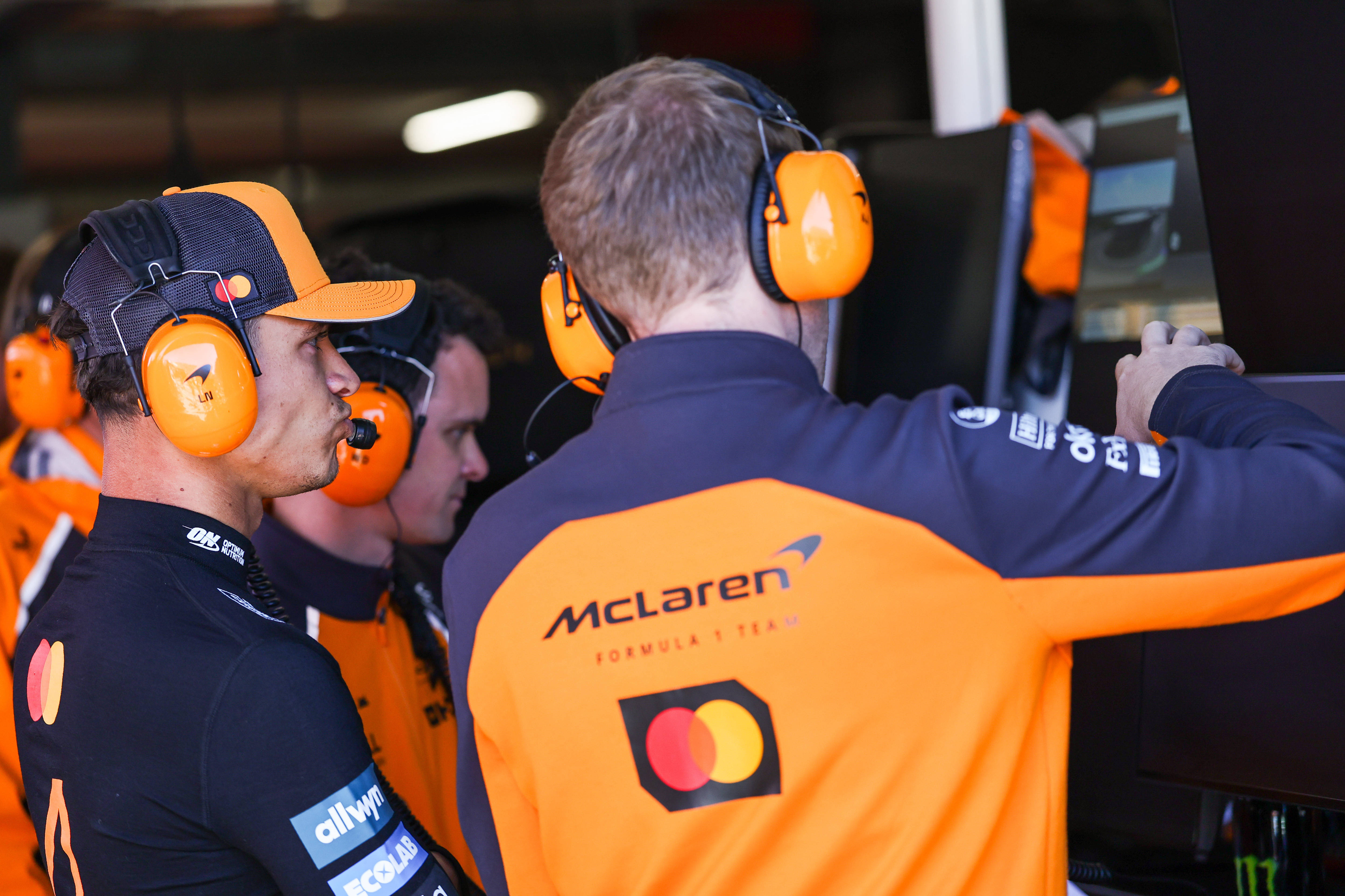 红牛车队碾压雷诺车队,皮亚斯特里点燃赛场 红牛车队碾压雷诺车队,皮亚斯特里点燃赛场